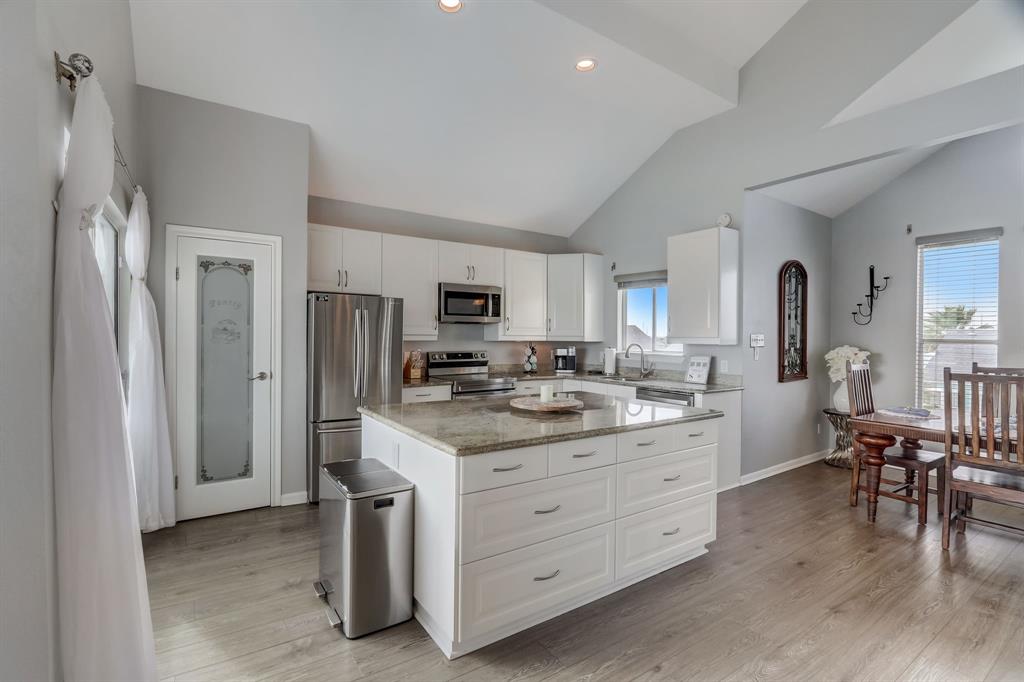 42cd91afc3144d1ea2599b34568e406b | Beachhouse | Texas | TX | Vacation Homes | Galveston | Crystal Beach | Kokomo | Breezy Days | Beachfront Elegance | Sunrise Serenity | Southern Sands Property Management, LLC