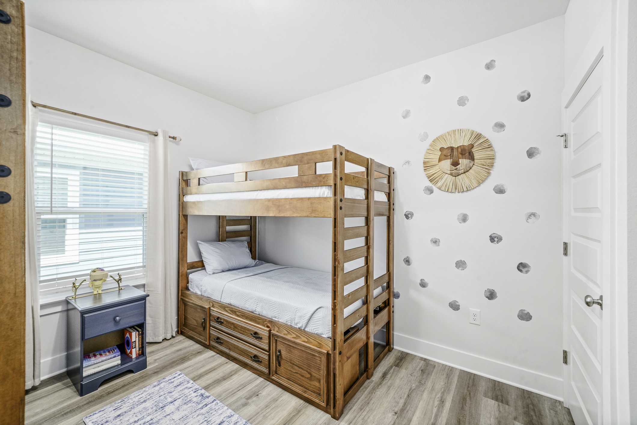 Bedroom 4: Relaxing bunk bed space with, closet and decorative artwork and a warm atmosphere
