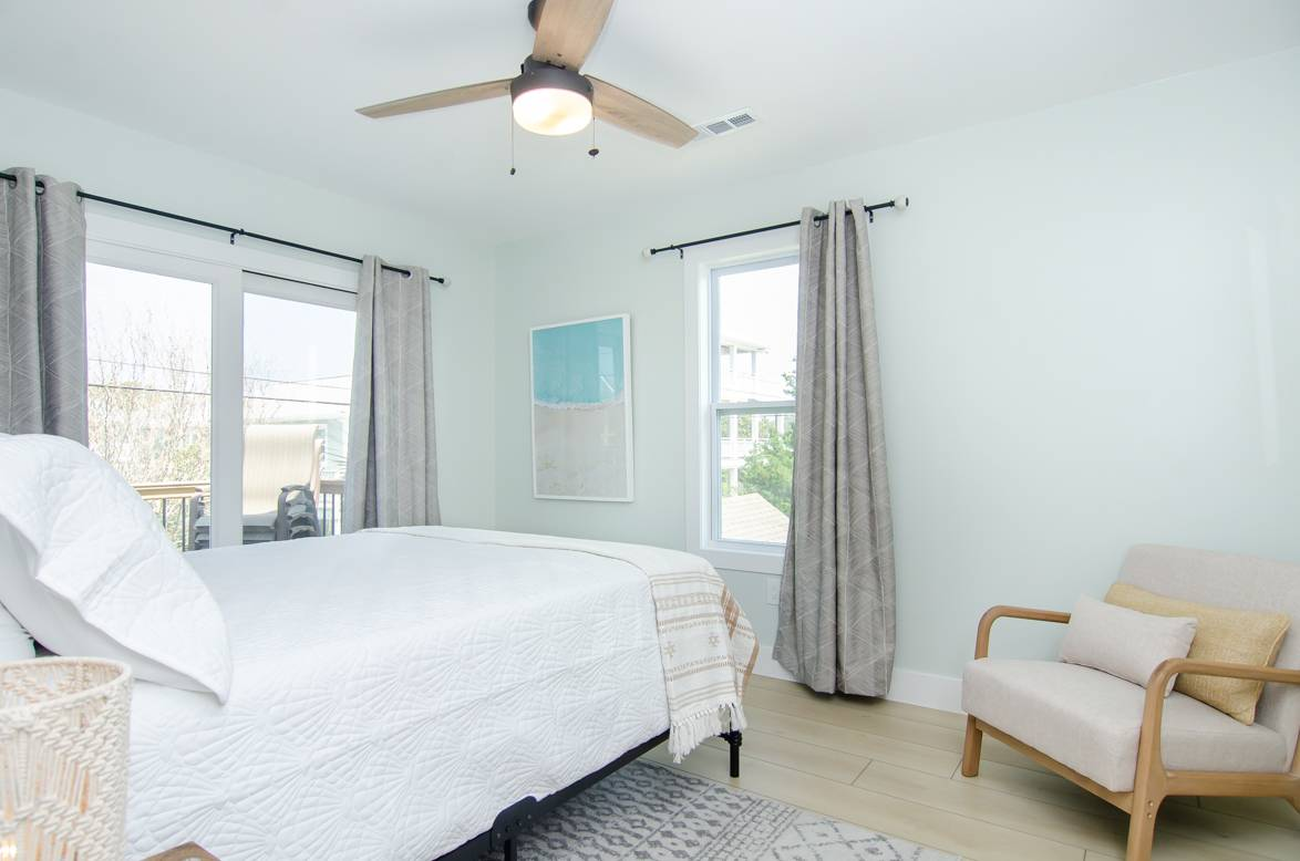 Bedroom 2: Queen Bed