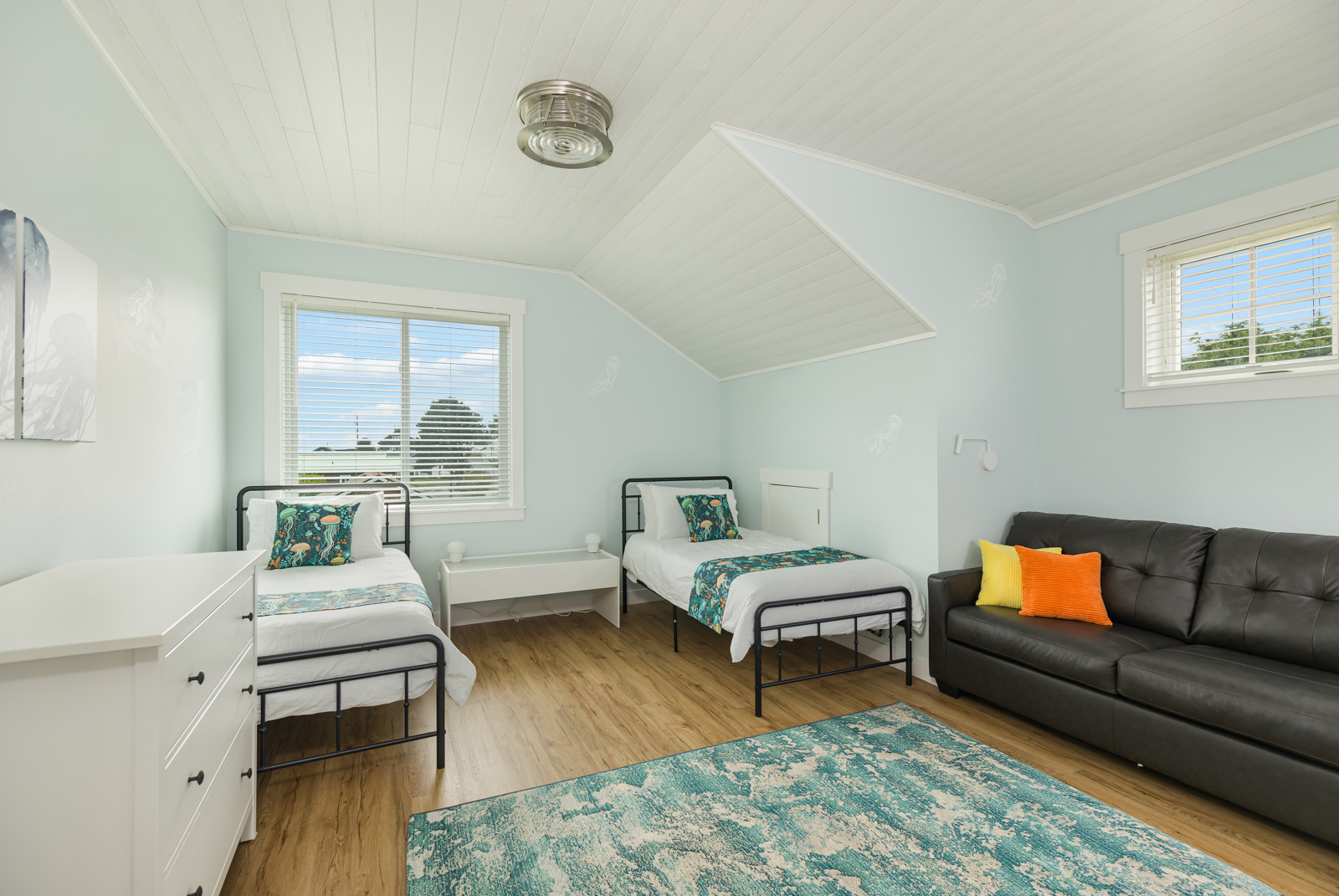 2nd floor bedroom with pull-out couch