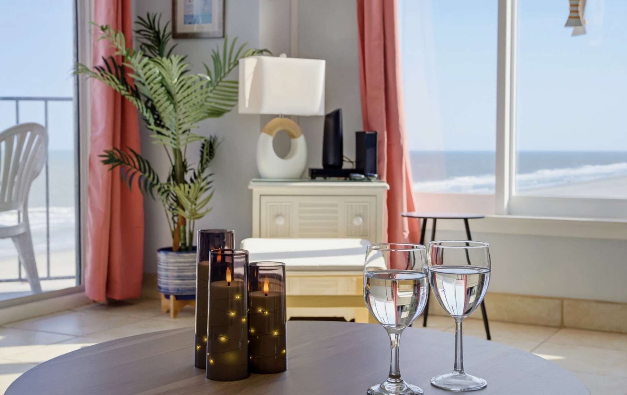 Large windows bring the oceanfront setting into the room, filling the studio with natural light and sunrise views. This is the spot for morning coffee, quiet conversation, or simply watching the sky change over the water. ⭐