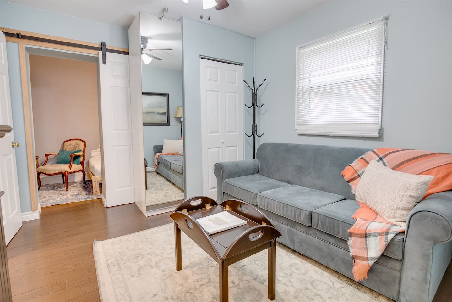 Sitting room with pull out sofa