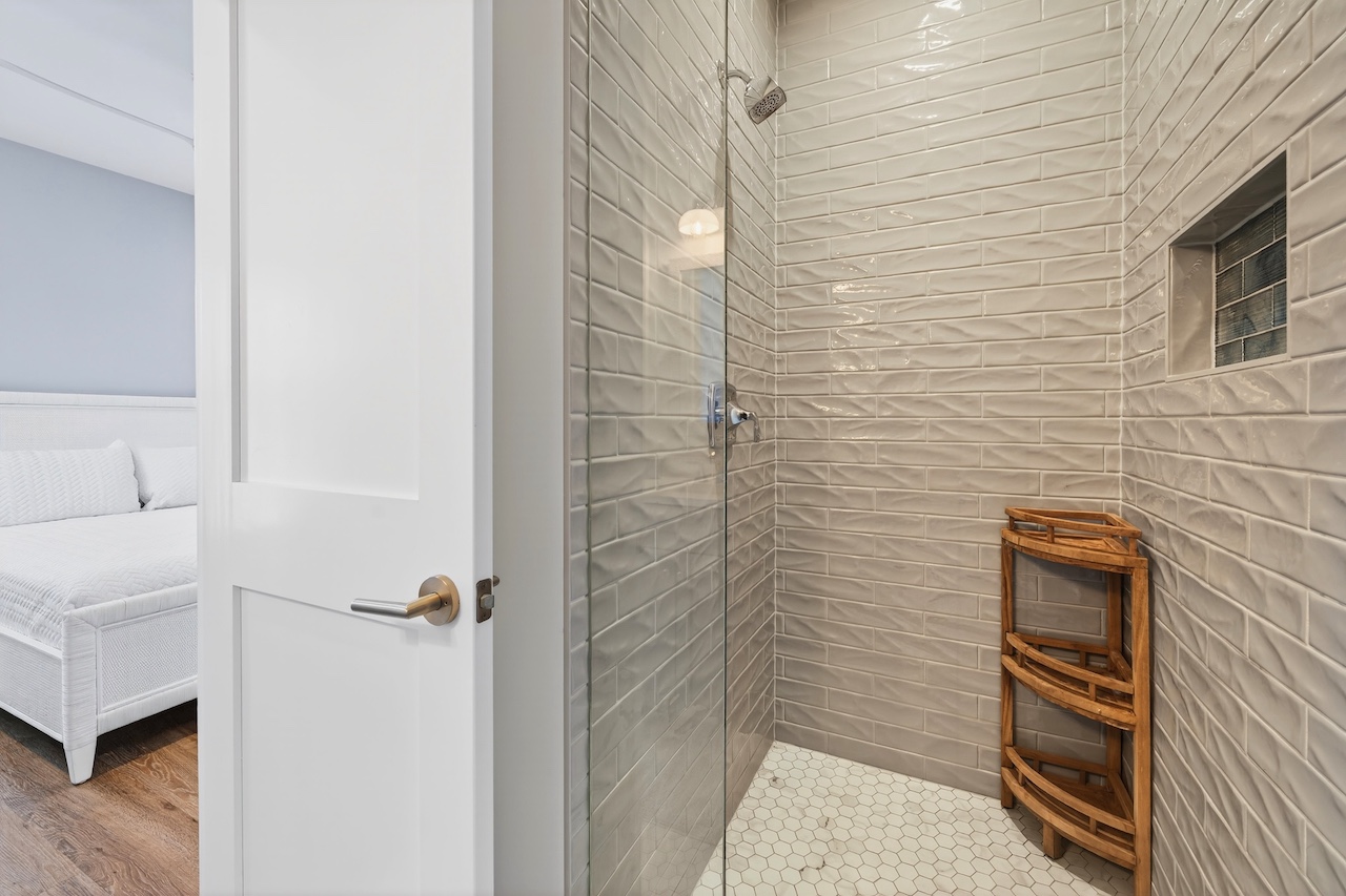 Queen Room Bath  | Southern Grace | 6 23rd Ave.