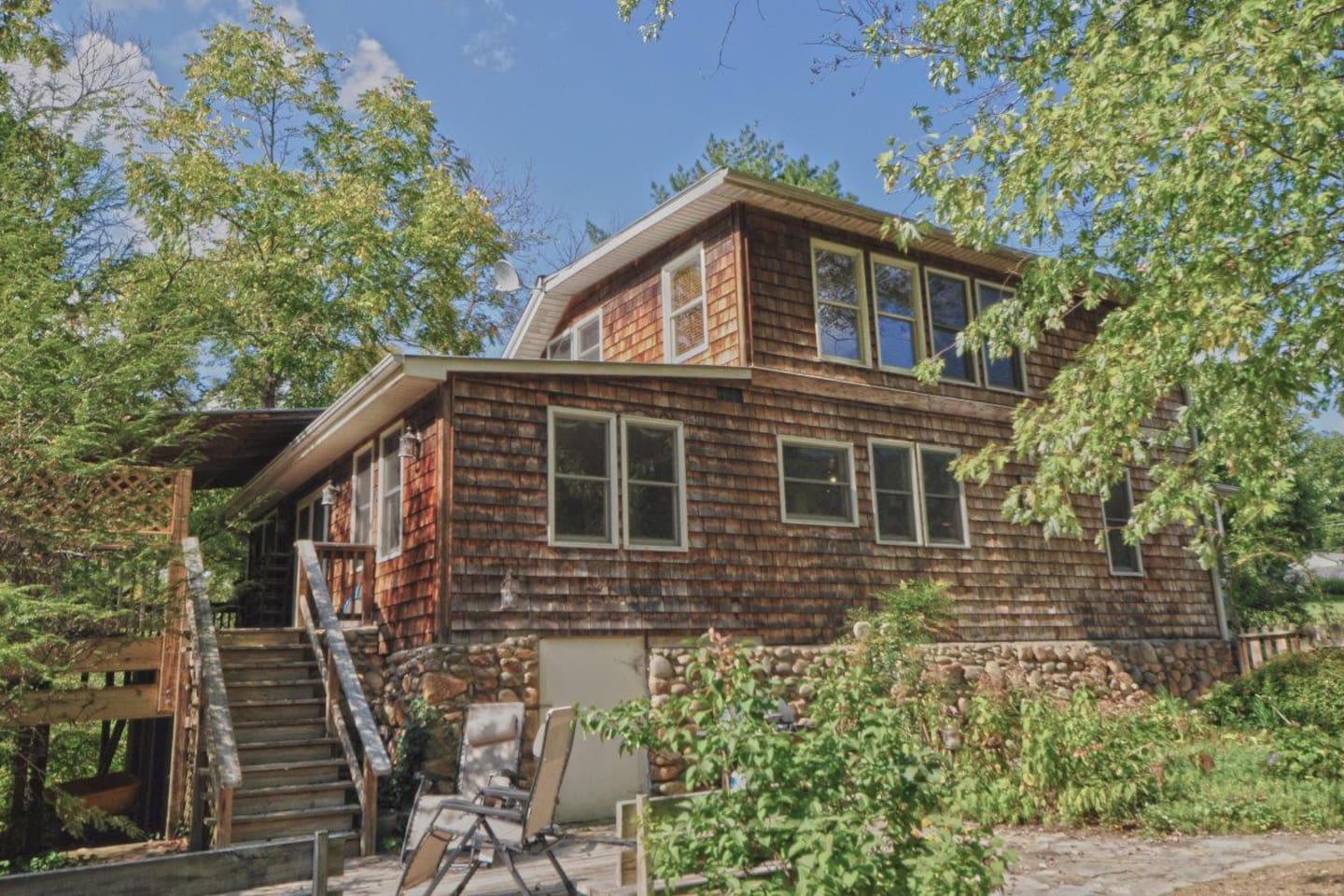 Side view if the Creekhouse with steps to the back porch and hot tub