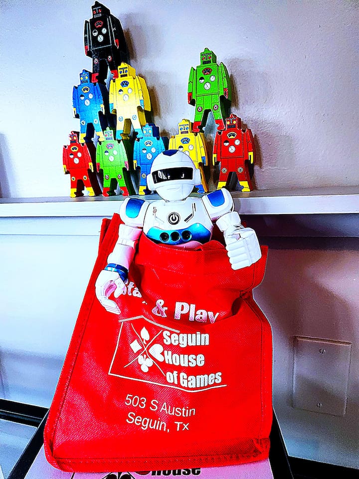 Howie SHOG's team shares snacks and drinks for you. 