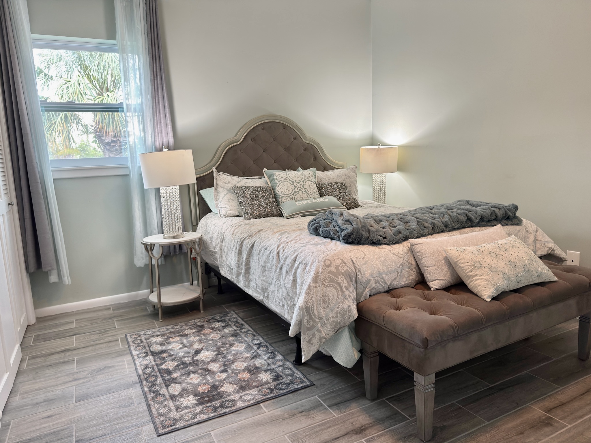 Beautiful spacious Bedroom with en suite bathroom.