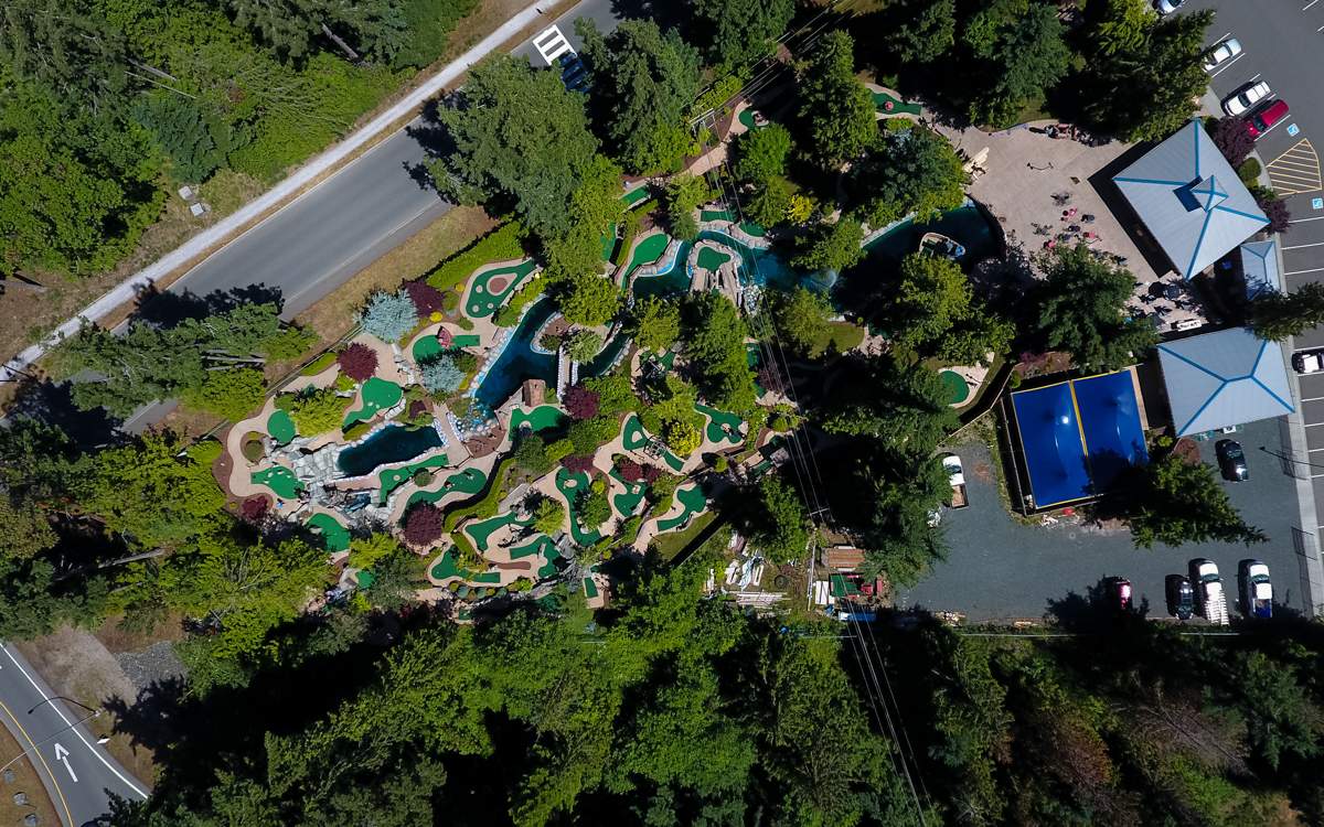 5-minute walk away to fun mini golf