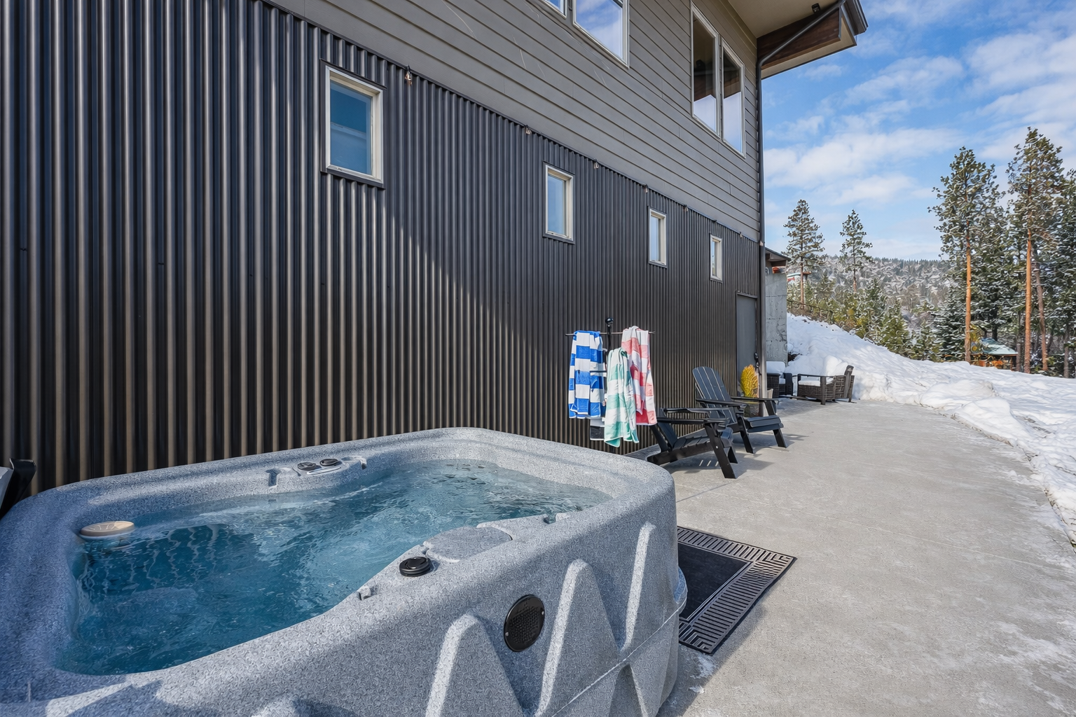 Winter vibes: 4-person hot tub