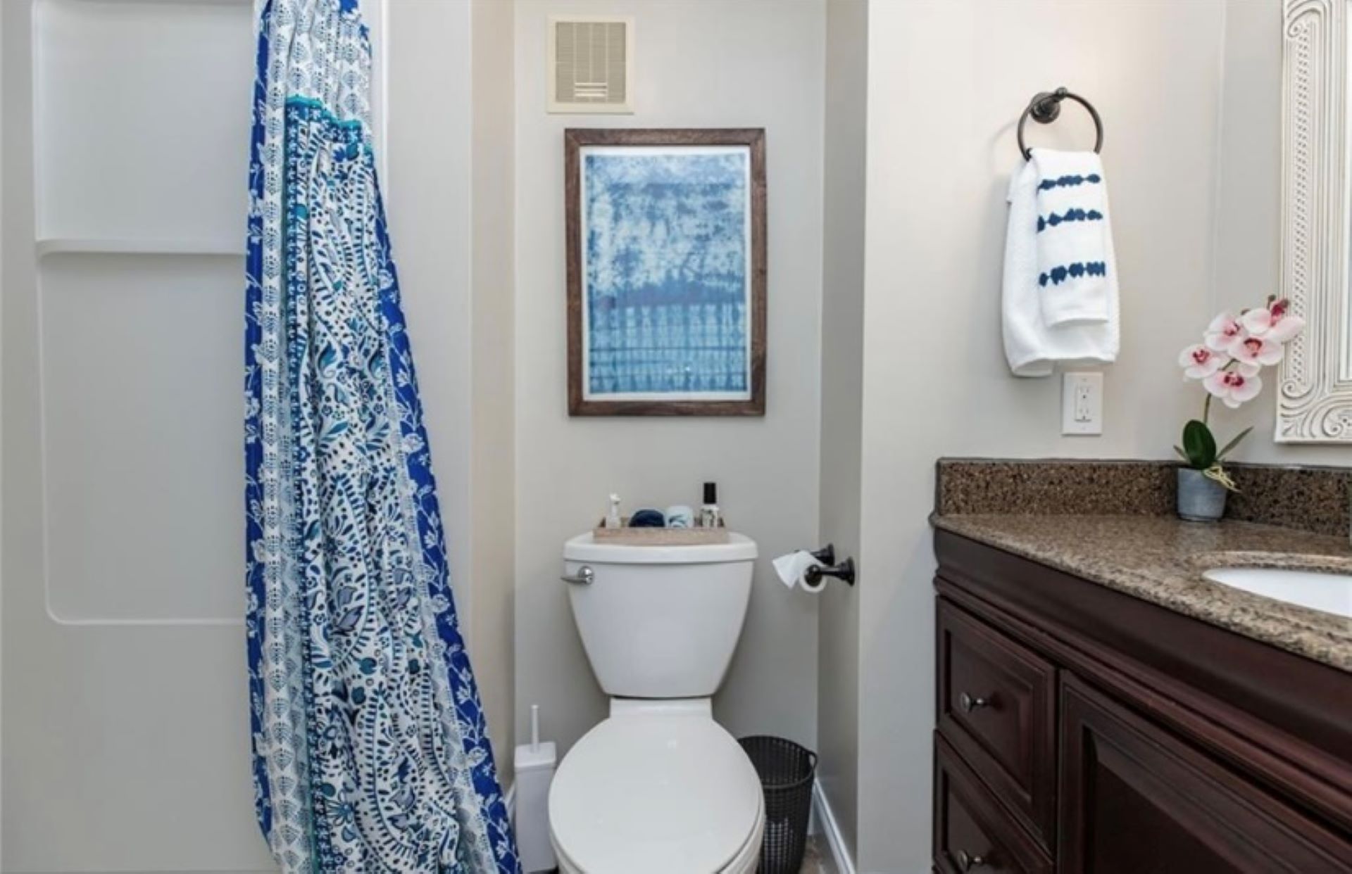 Full sized bathroom off the hallway