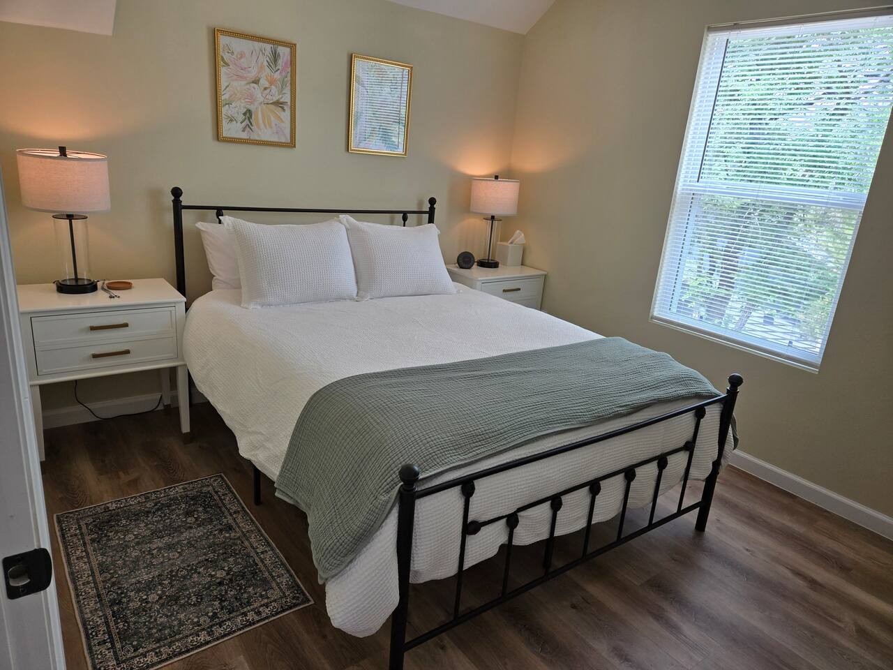 Queen bed - Second floor