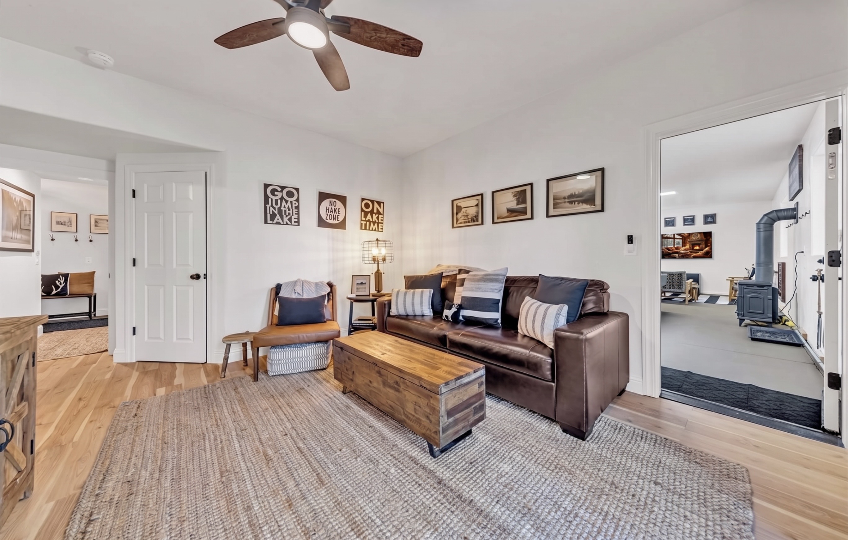 Downstairs Livingroom w/ Queen Sofa Bed