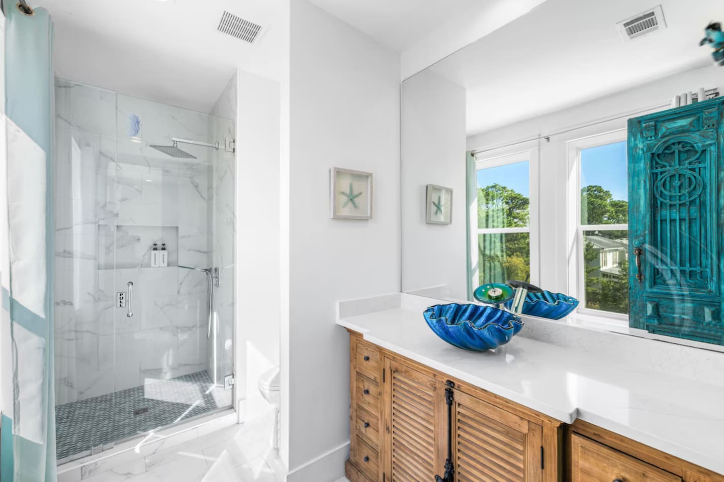 Experience 30A luxury in our spotless master bath! ✨ Boasting 82+ five-star cleanliness reviews, this bright retreat features a custom sink and a smart LED shower that changes color with the water temp. Pristine, serene, and spa-ready. 