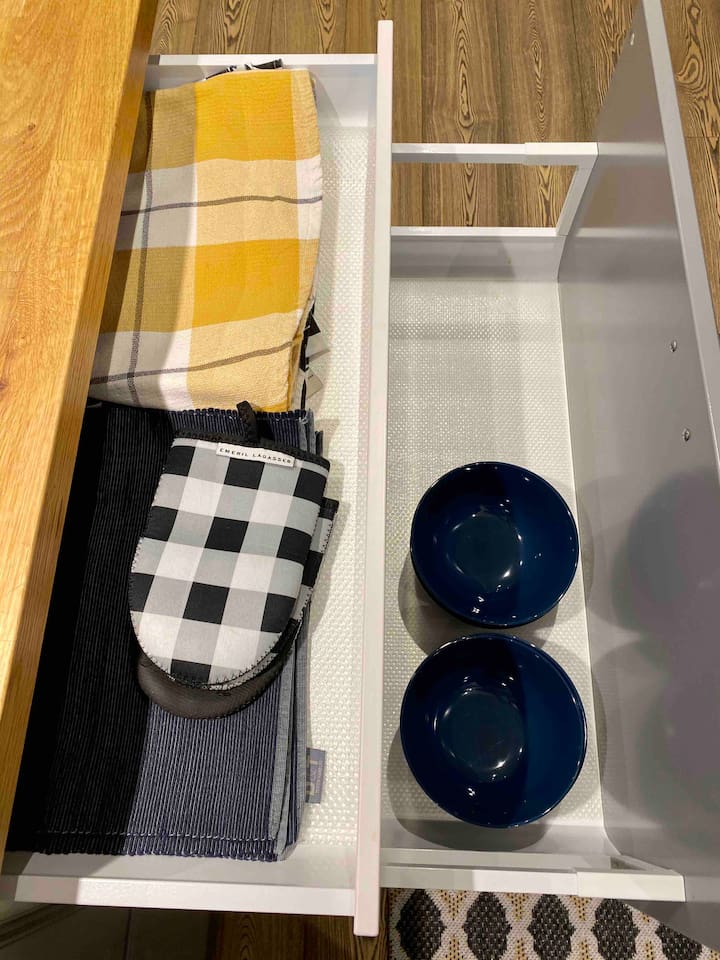 Kitchen Island.
Top Drawers on the right.
1. 2- table-cloths for the 
     round dinning table.
2.  4- dish mat’s 
3.   Mitten gloves.

Second drawer to the right 
1.  6- Dinner plates
2.  6- Salat plates
3.  6- Soup bowls


