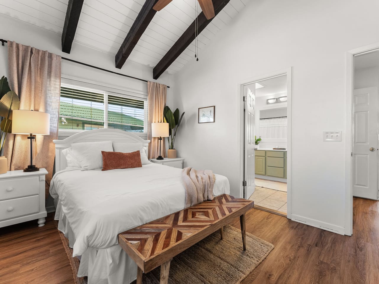 Queen bedroom with en-suite bathroom.