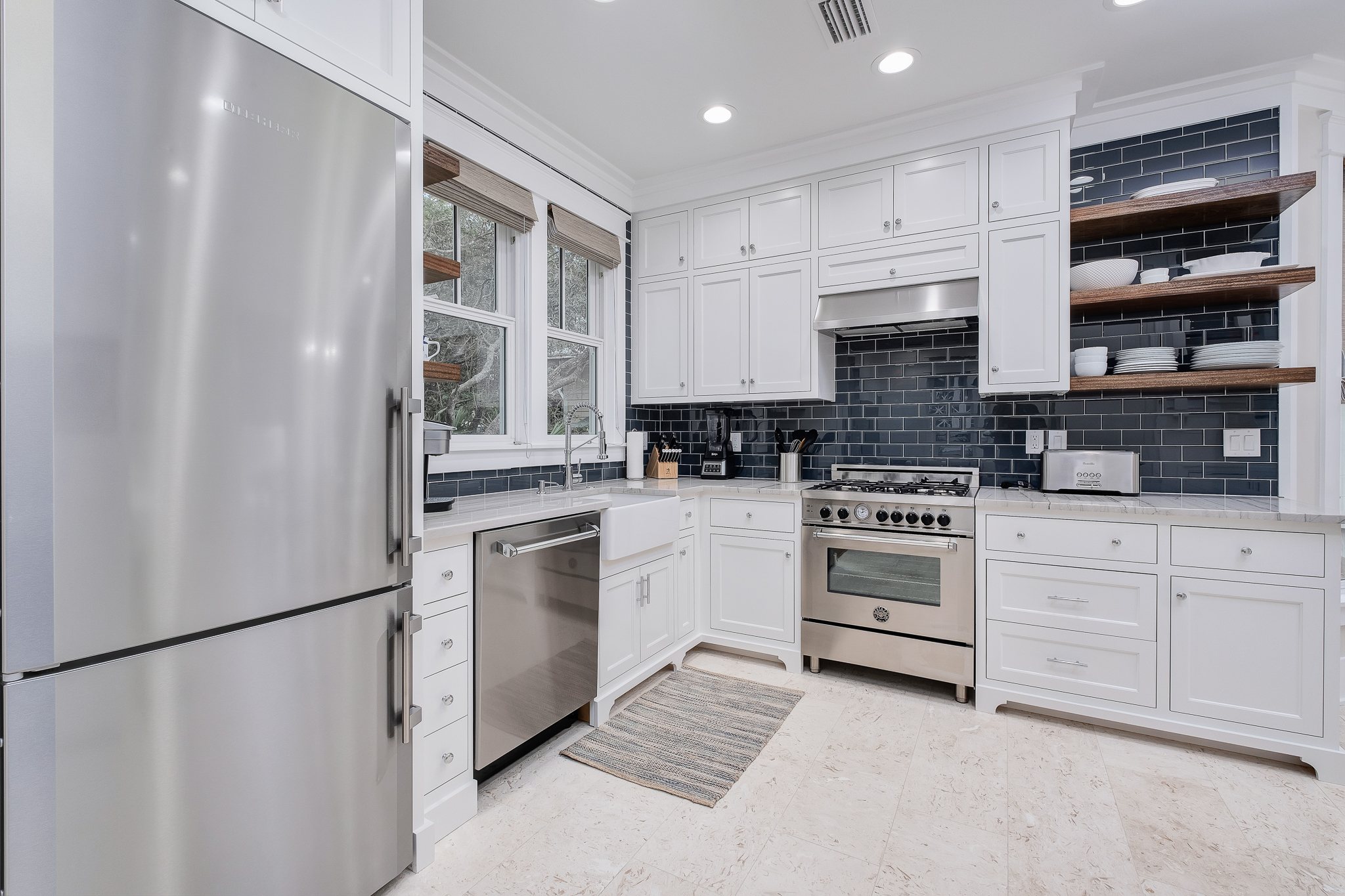 4 burner gas range makes meal prep a breeze.