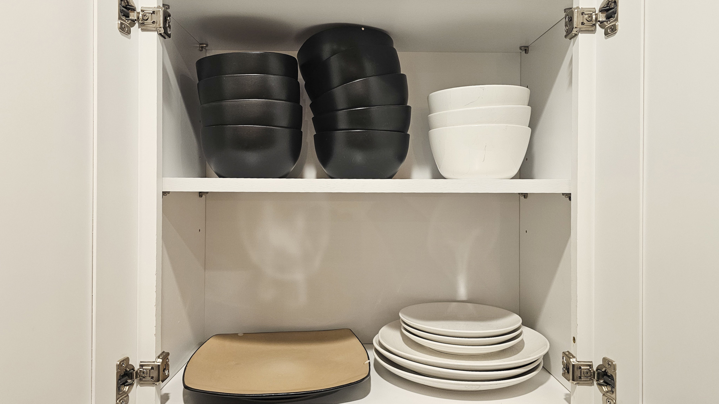 Sleek dinnerware ready for your culinary adventures in vibrant Austin!