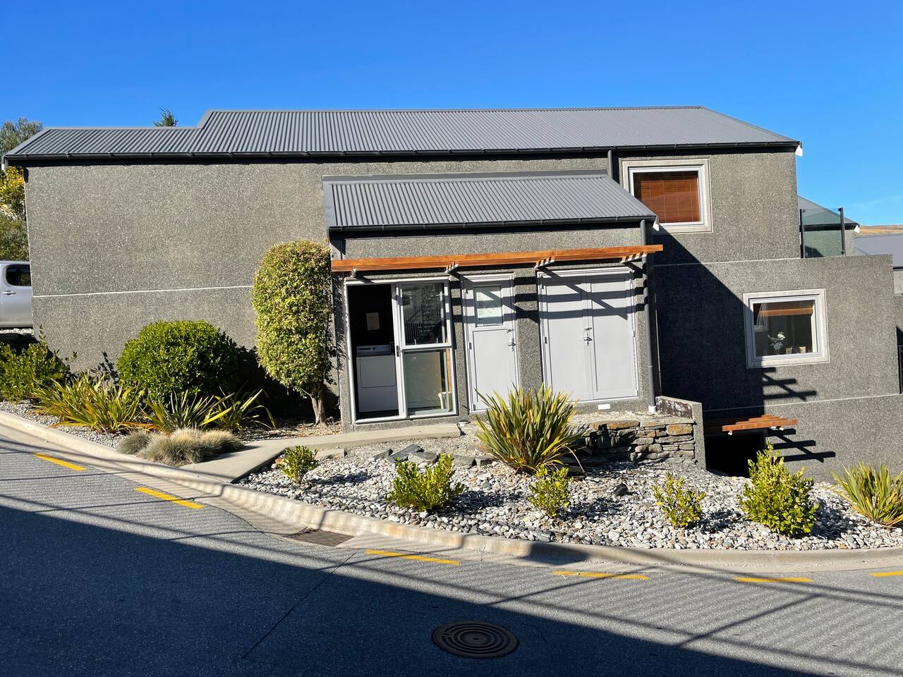 Complex laundry if needed. $3.00 per wash or dry (1x$ 2.00 and 1x $1.00 coin)