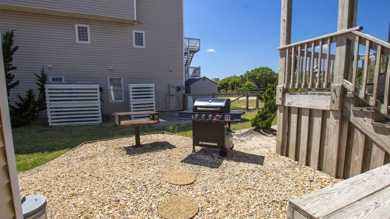Outdoor charcoal and gas grill