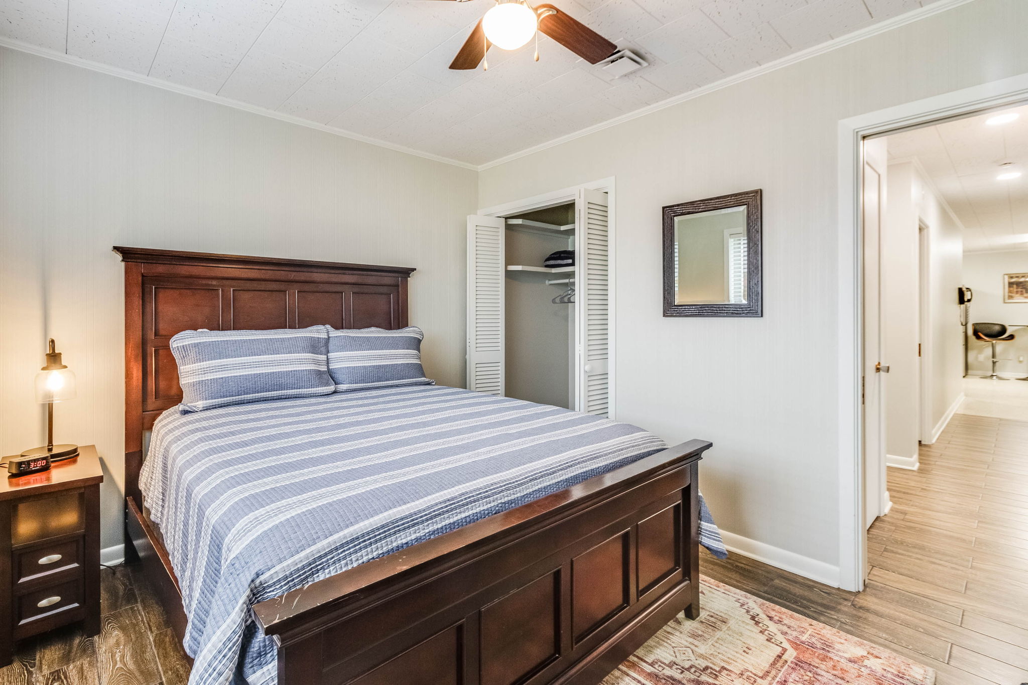 Bedroom w/ Queen Bed