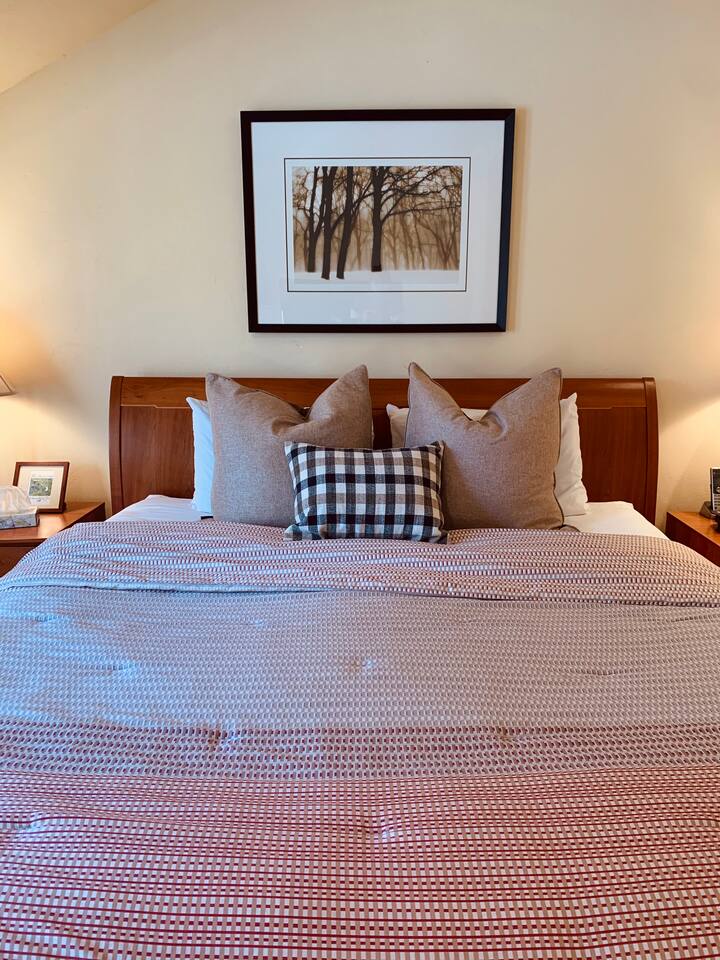 Bedroom 1 (King)