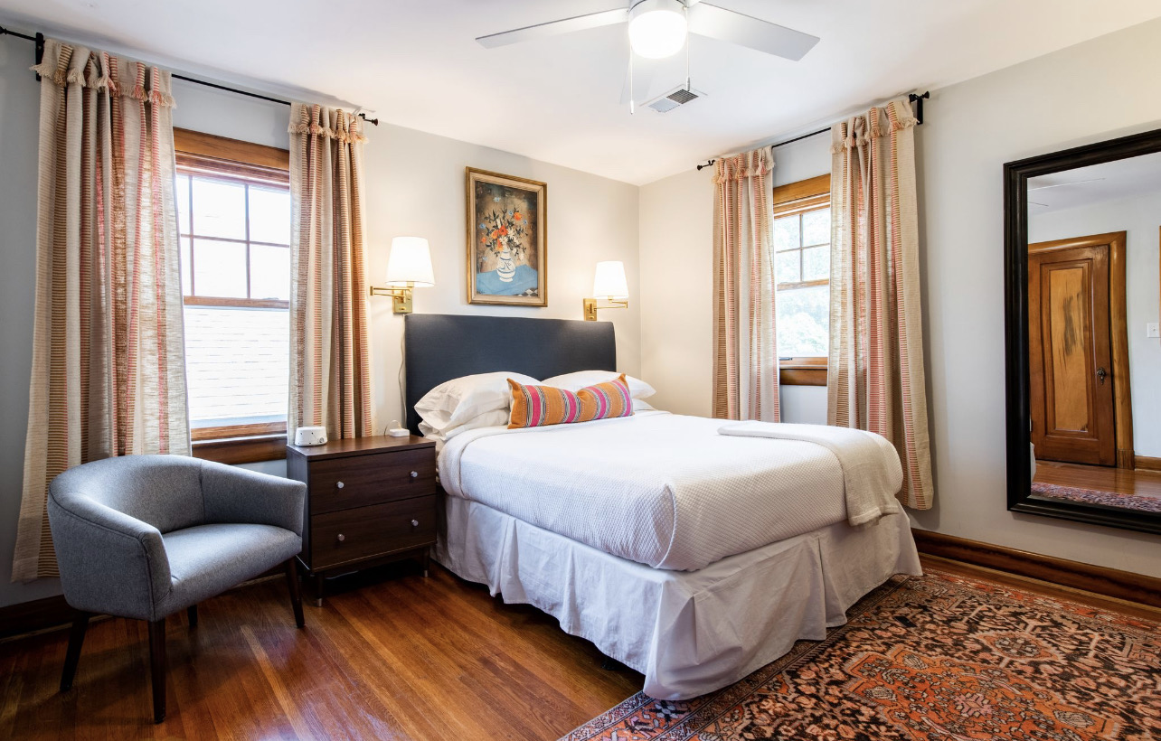 Bedroom #4 *Queen Size Bed *Smart TV *White Noise Machine *Full Bathroom With Tub In Hallway 