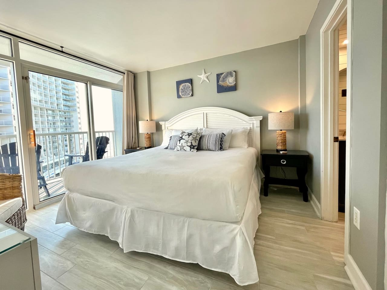 Master King bed with Ocean view AND Balcony Access 