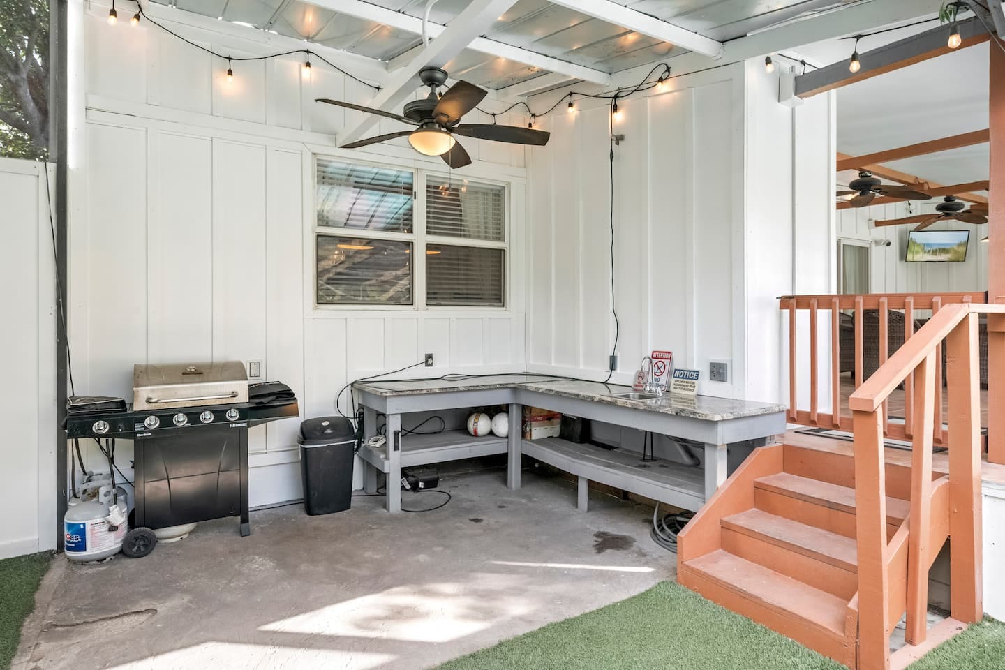 Screened in outdoor kitchen and grill 
