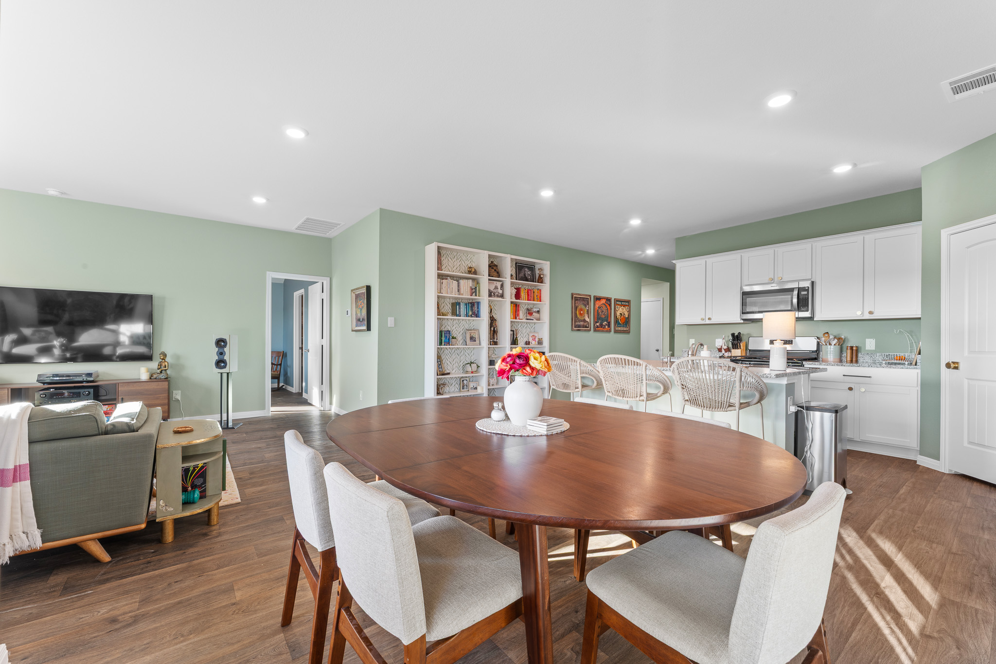 The dining table seats 6 and is right beside the kitchen for ease of flow and use.