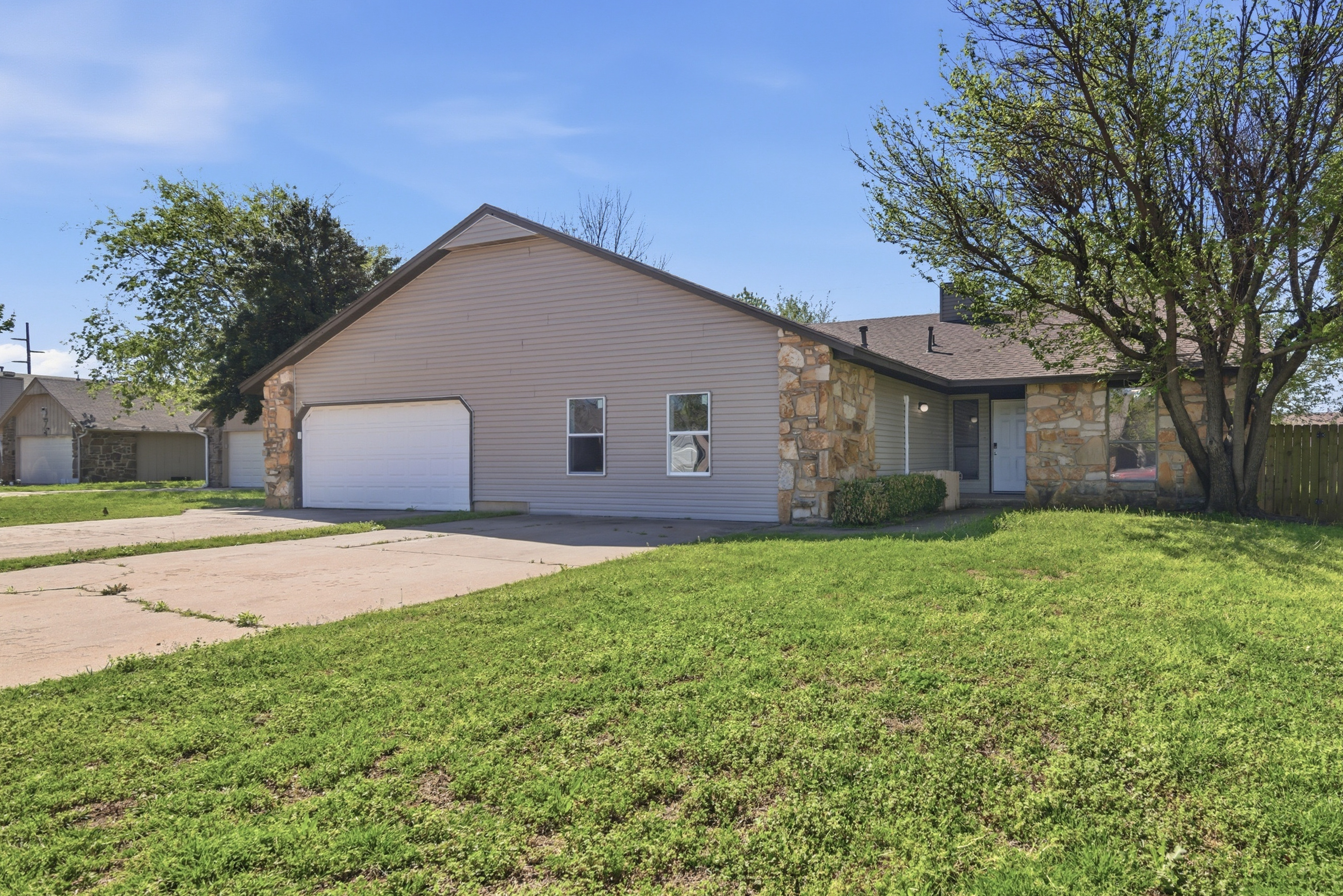 Front yard, this unit is the right side of a duplex, of which the other side is also a nightly rental.