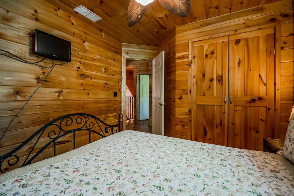 Upstairs Queen Bedroom