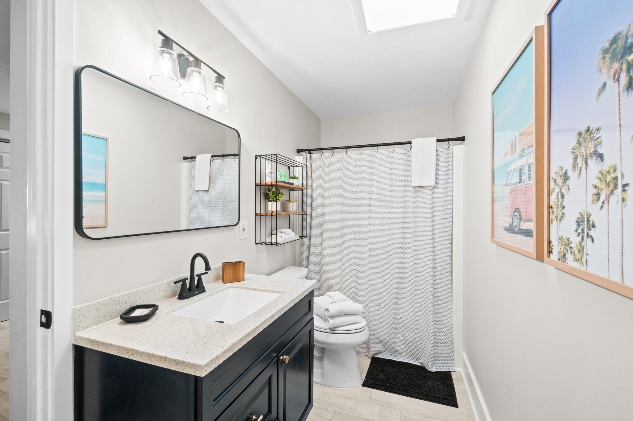 updated bathroom with tub/shower