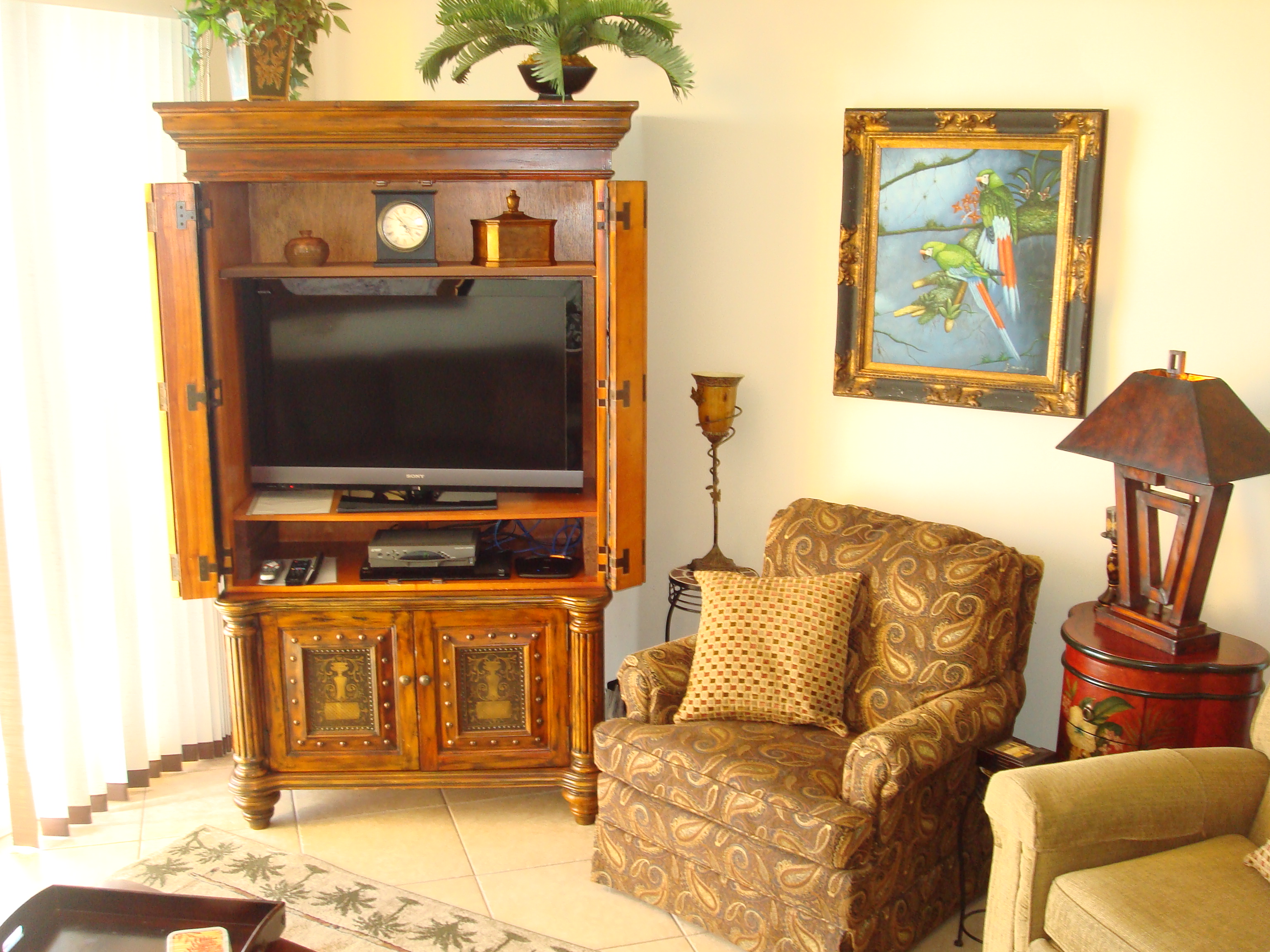 The living room has a flat screen tv, digital cable & dvd player plus free wifi