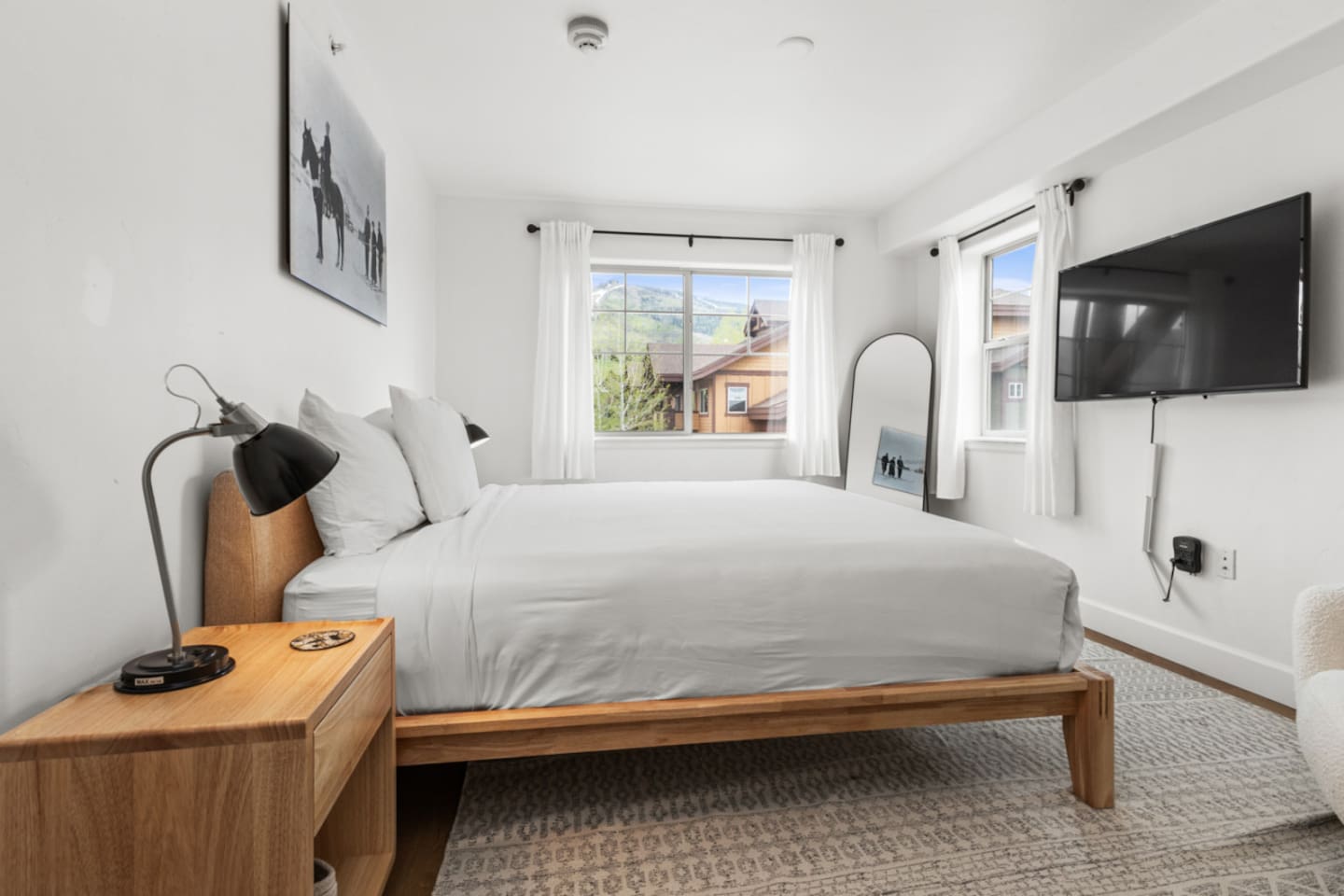 Ensuite Bedroom #1 – King Bed | HDTV  