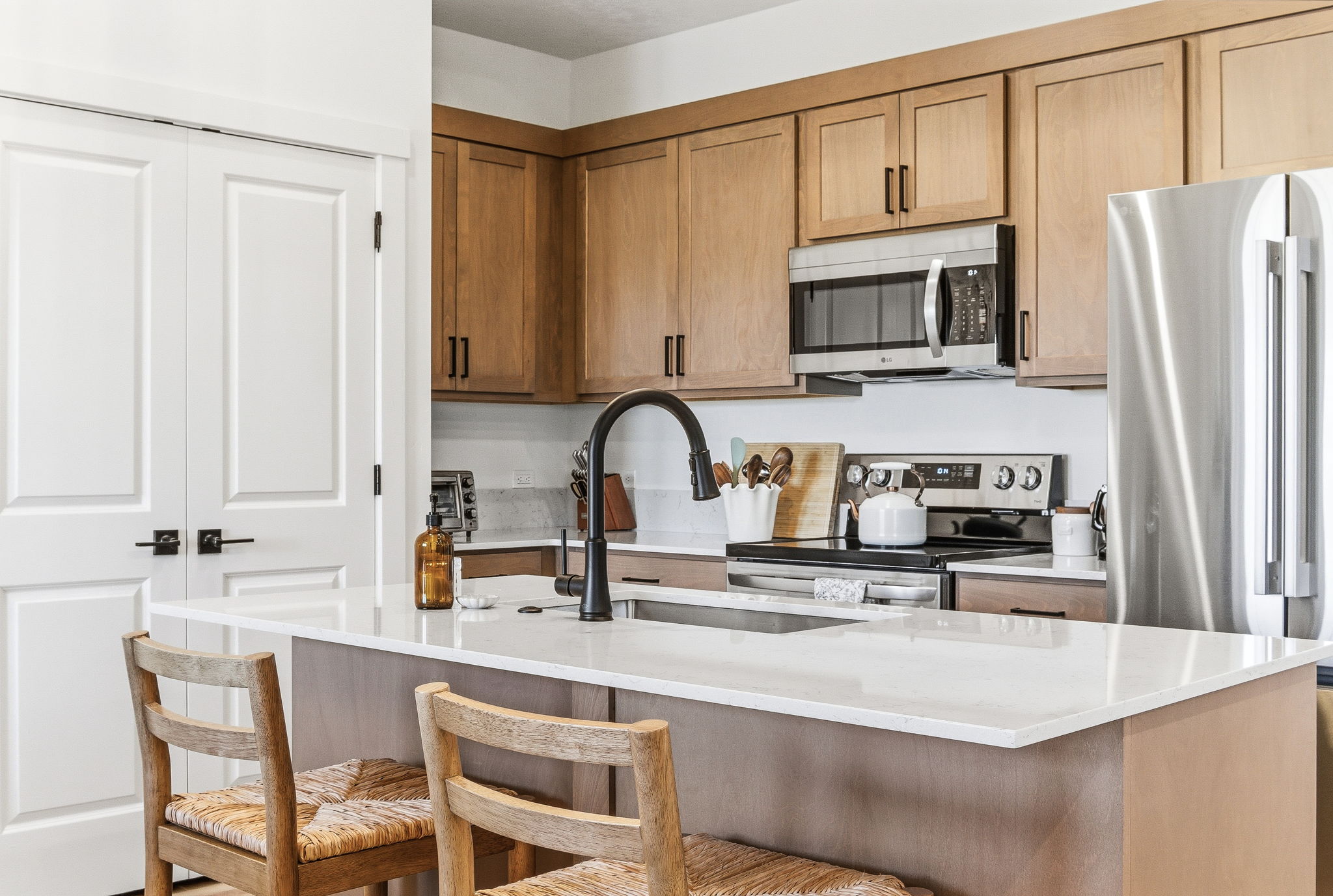 Coffee at sunrise. Charcuterie in the afternoon. Dessert after dinner. This spacious island is the heart of the home, and everyone's favorite gathering spot.