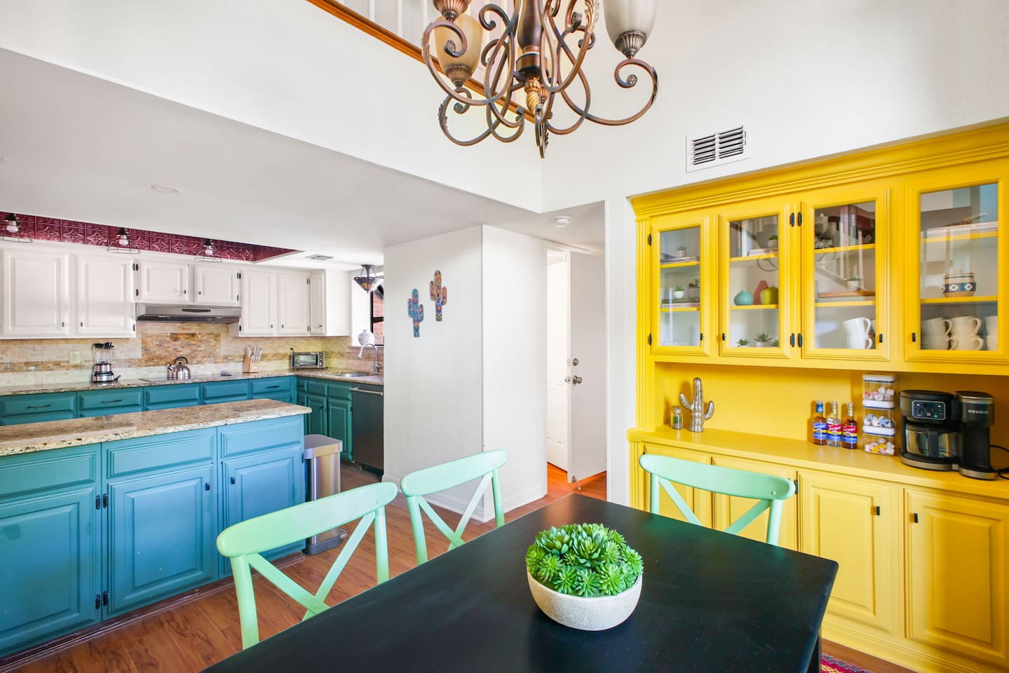 ☕ Nespresso, Keurig, and French press — because one coffee option isn’t enough.