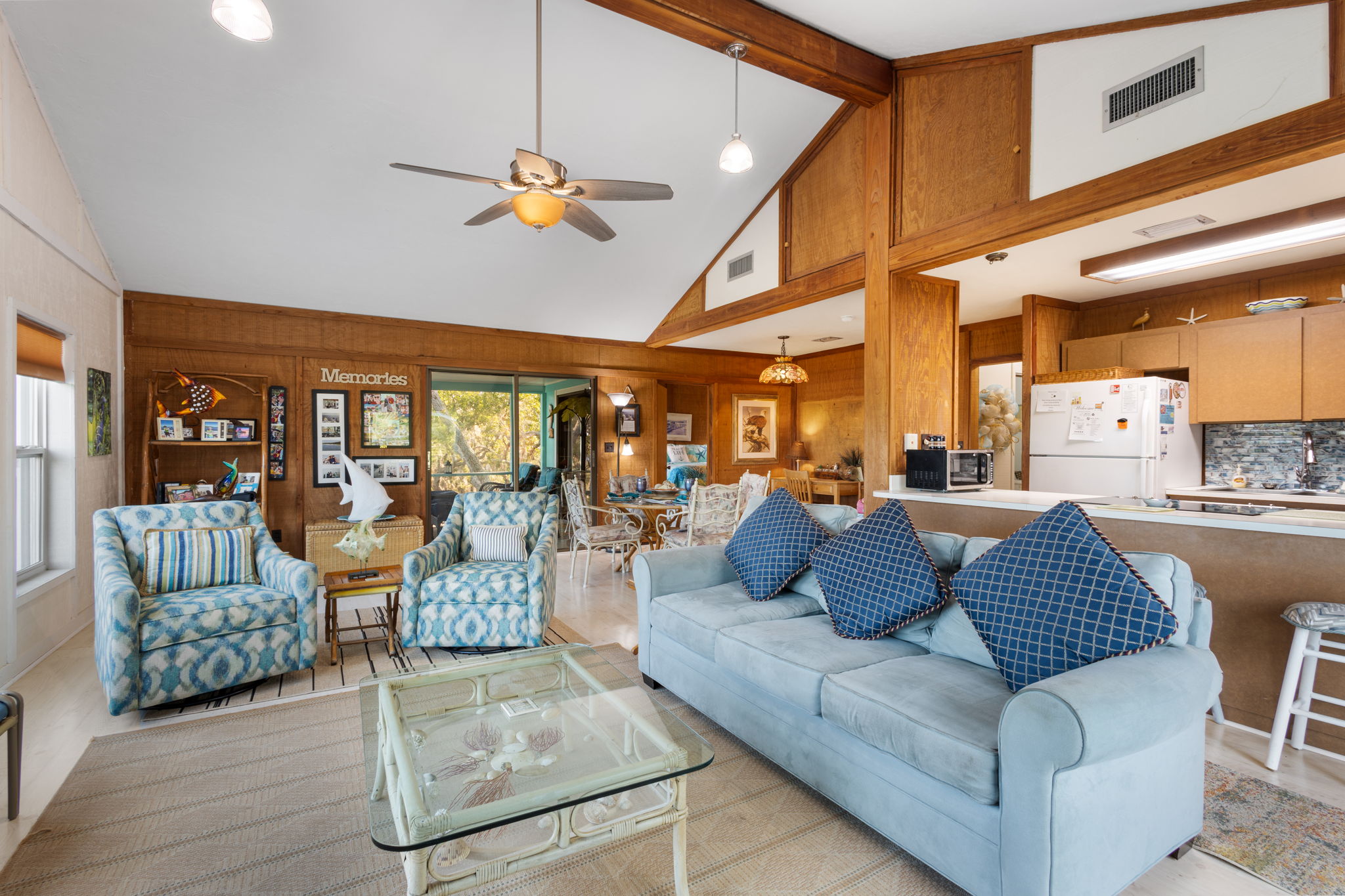 Spacious, bright living room for family time!