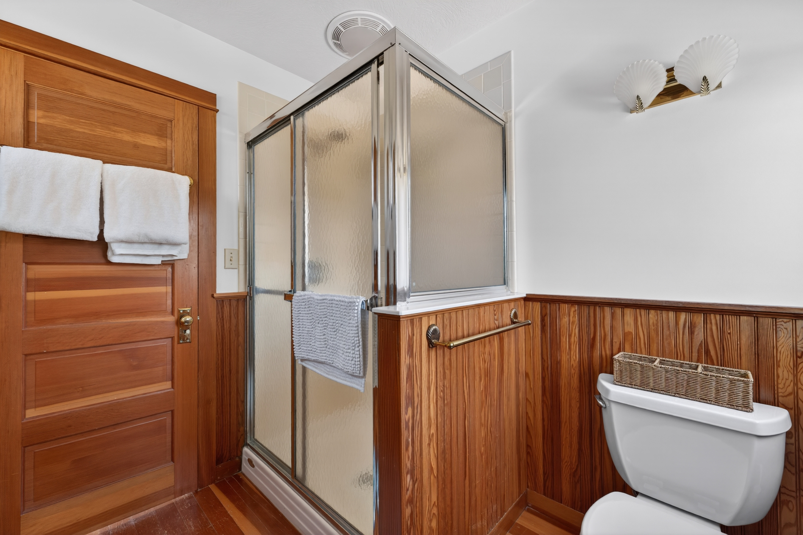 Unwind in this convenient ensuite bathroom, perfect for a fresh and easy shower. 🌿