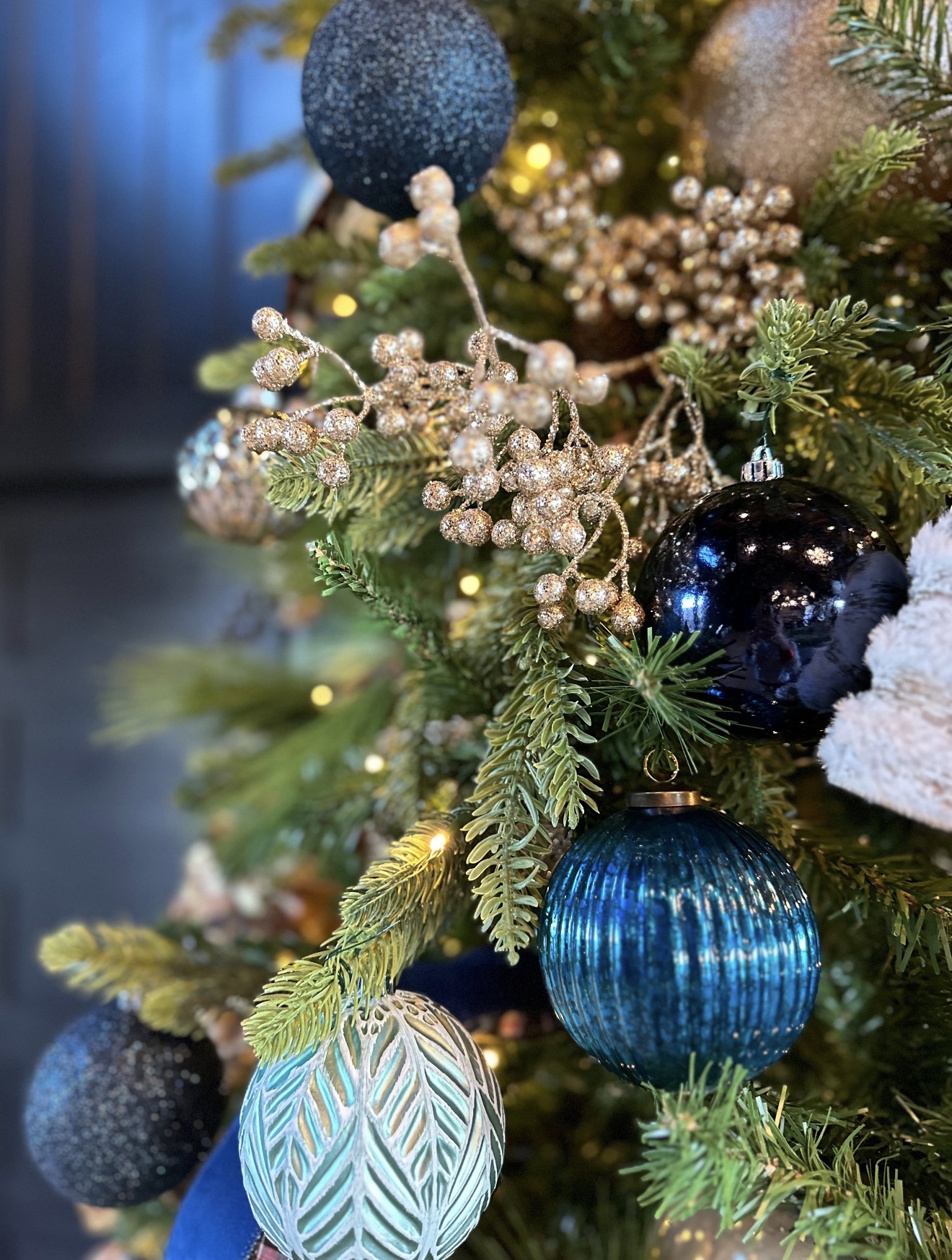 Beautiful holiday ornaments and warm lights add festive charm to our Broken Bow cabin. 💙🌲✨
