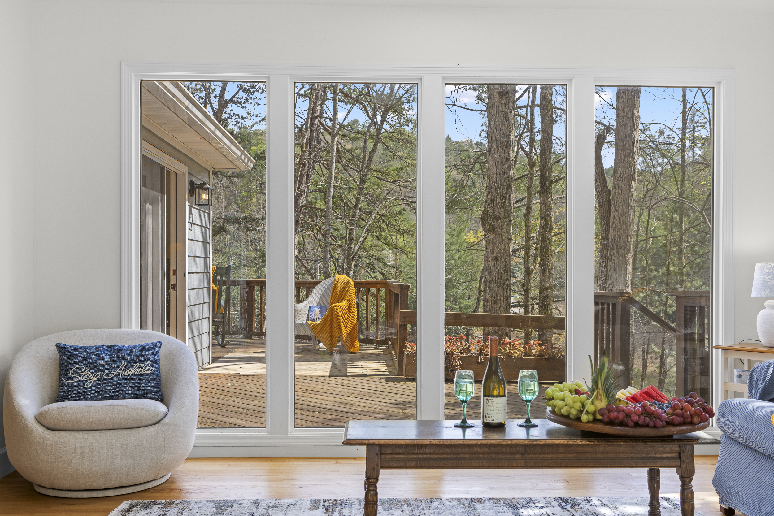Living Room: Bright and inviting space with nature views, ideal for relaxation or entertainment!