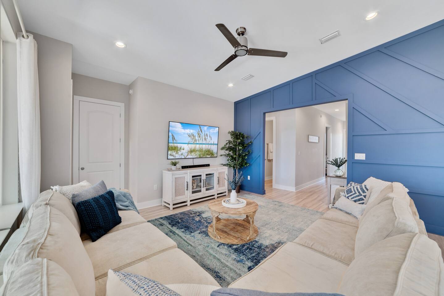 Coastal Tranquility: Unwind in Our Seaside Living Room with Breathtaking Ocean Views - Your Perfect Retreat!