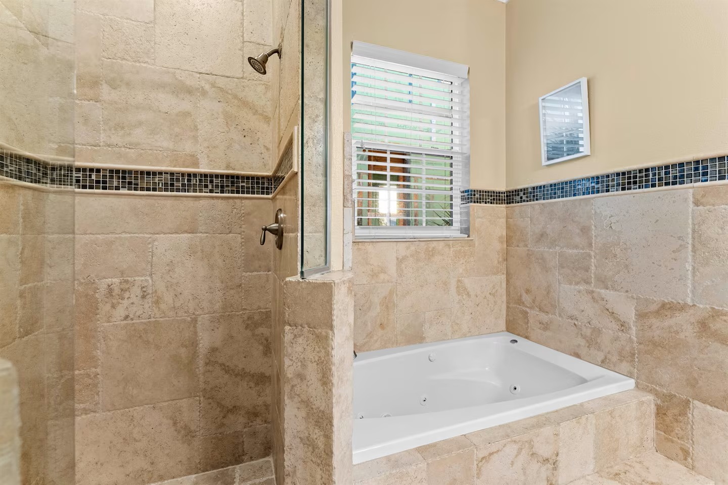 Unwind in your own spa-style bath 🛁
Relax in the jetted soaking tub or refresh in the walk-in shower—your private retreat after long beach and pool days.
