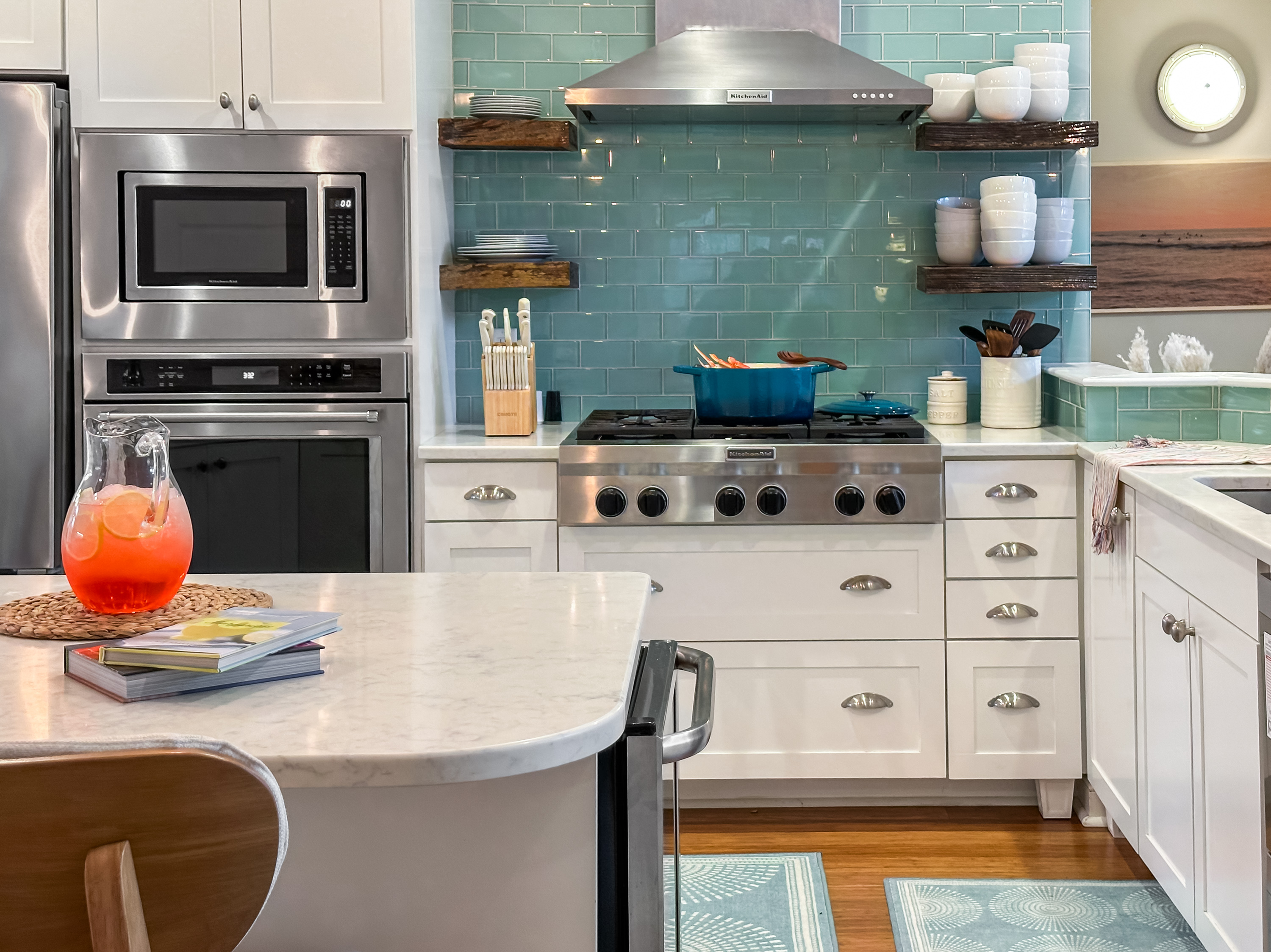 The large gourmet 6-burner stove makes it easy to cook for the whole group.