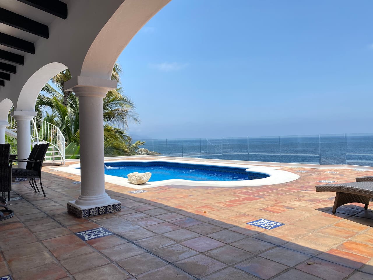 Enjoy a relaxing day from the patio
Disfruta tu día desde el patio