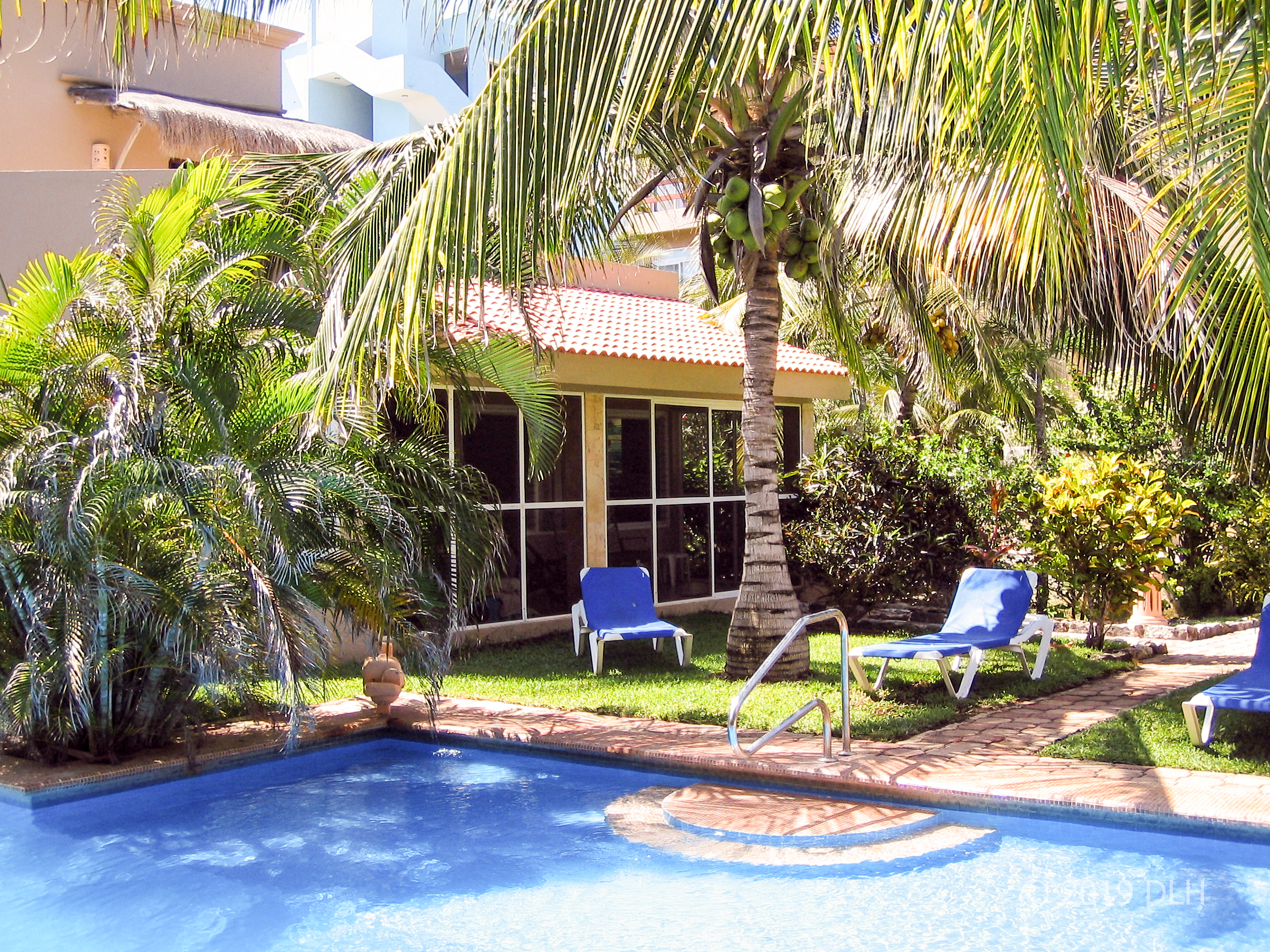 Luxury Spacious Poolside Villa, 30 steps to Beach!