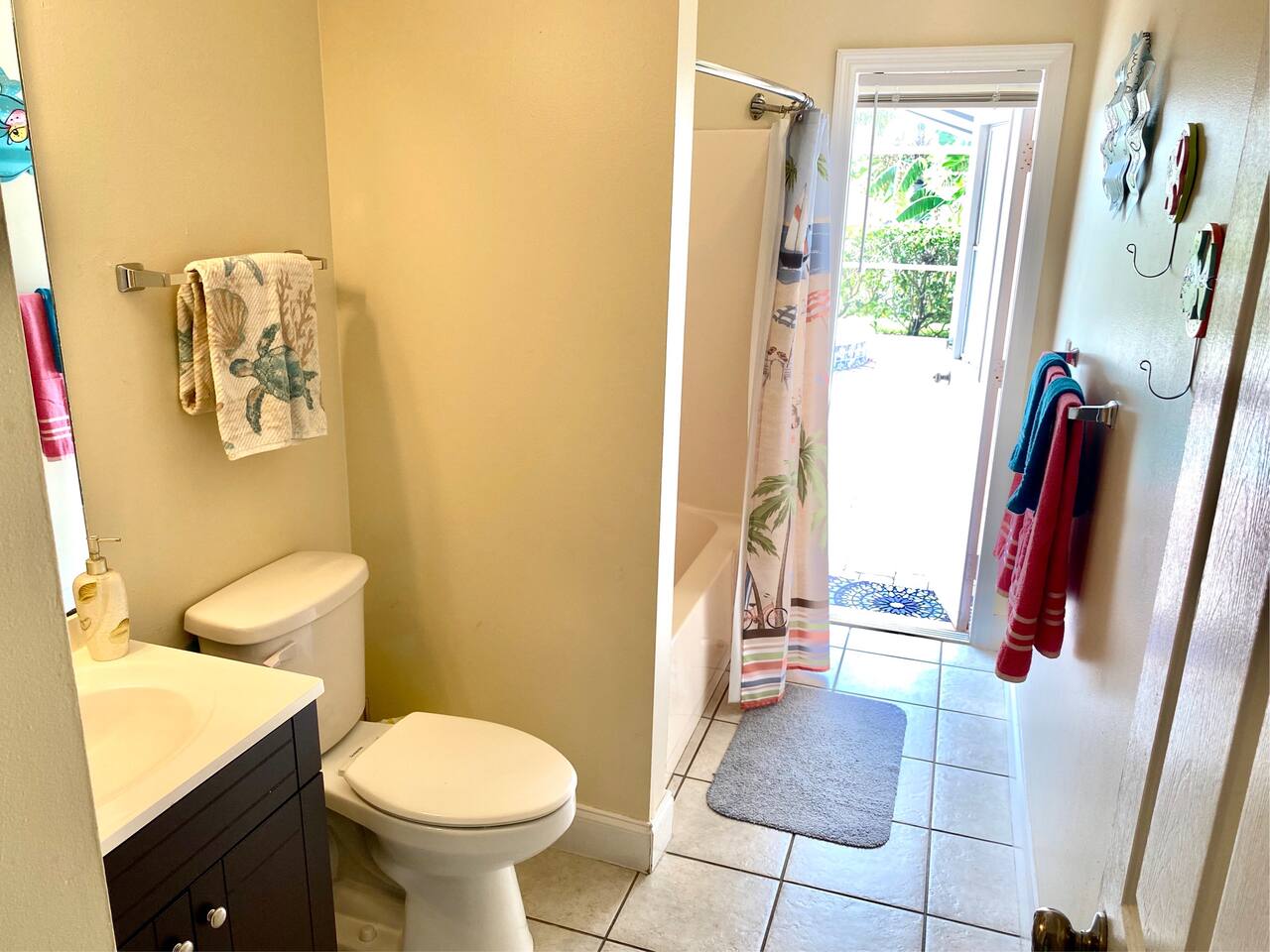 Villa Marion- Guest bathroom with pool area access