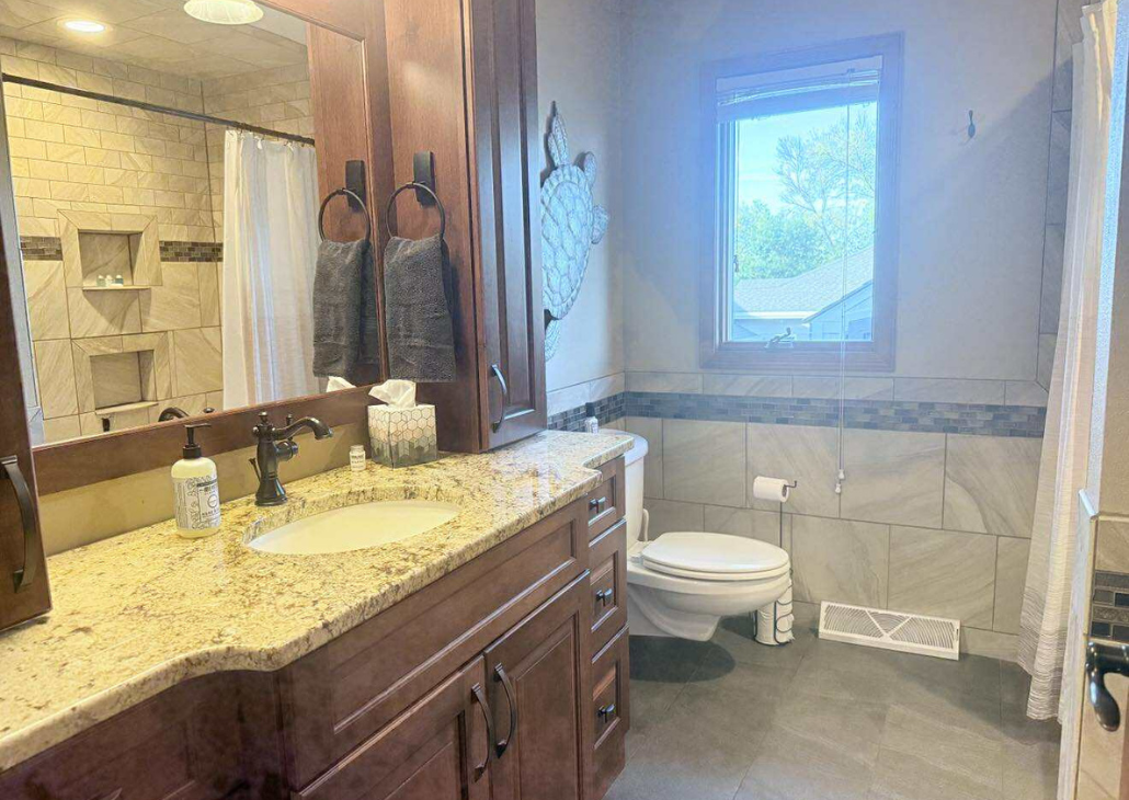 Main floor bathroom with tub/shower combo