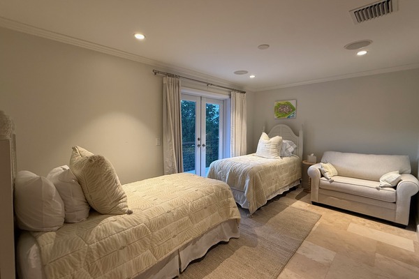 Two twin beds/Twin sleeper sofa/Iphone and watch charger; Luxury Bed Linens