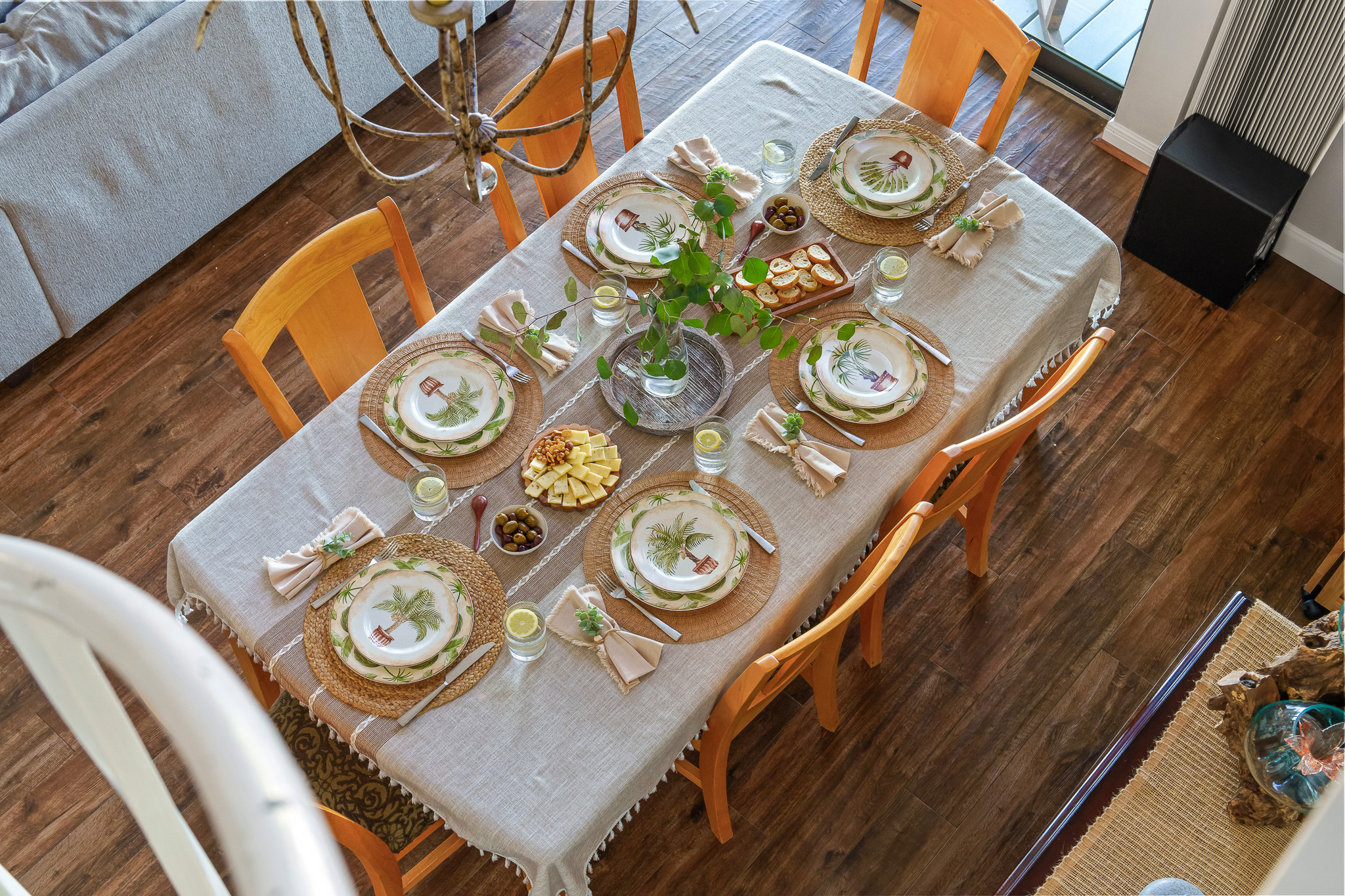 Gather around this beautifully set table for a relaxed lakeside meal with friends and family. Whether it’s morning mimosas or evening charcuterie, this cozy dining space invites connection, laughter, and slow moments together.