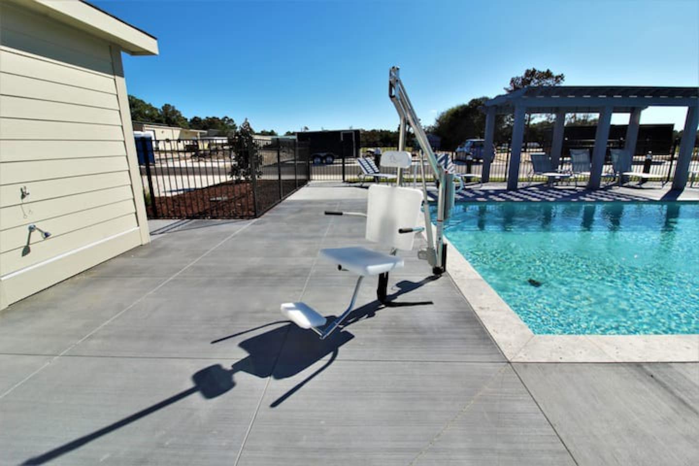 The community pool includes accessibility equipment. 