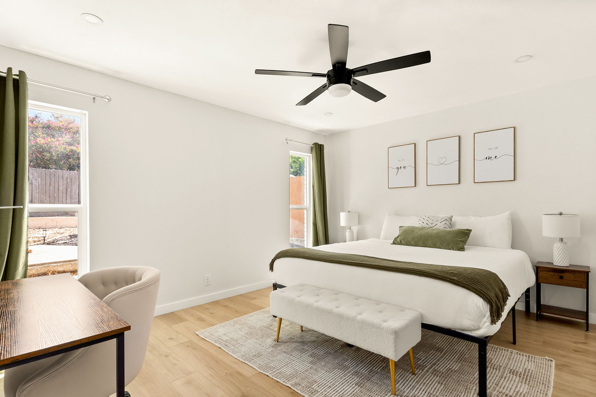 Spacious, airy bedroom with workspace and cozy touches for a restful stay ✨
